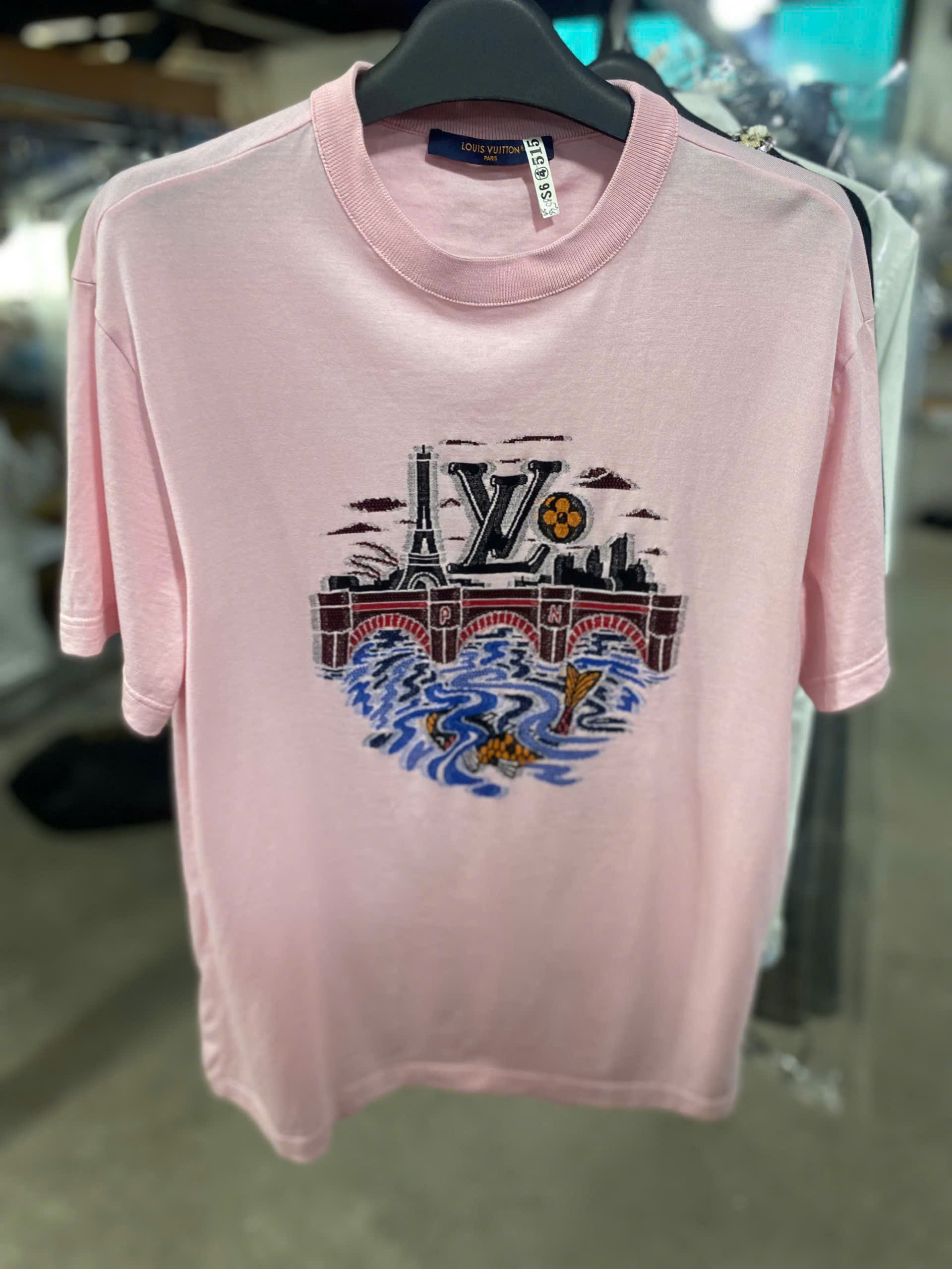 Giặt áo phông hàng hiệu sao cho đúng ! Nếu áo có chất liệu cao cấp (lụa, cashmere), đính kết đặc biệt, hoặc bạn quá bận rộn, hãy mang ra tiệm giặt khô/giặt là cao cấp để đảm bảo form dáng.